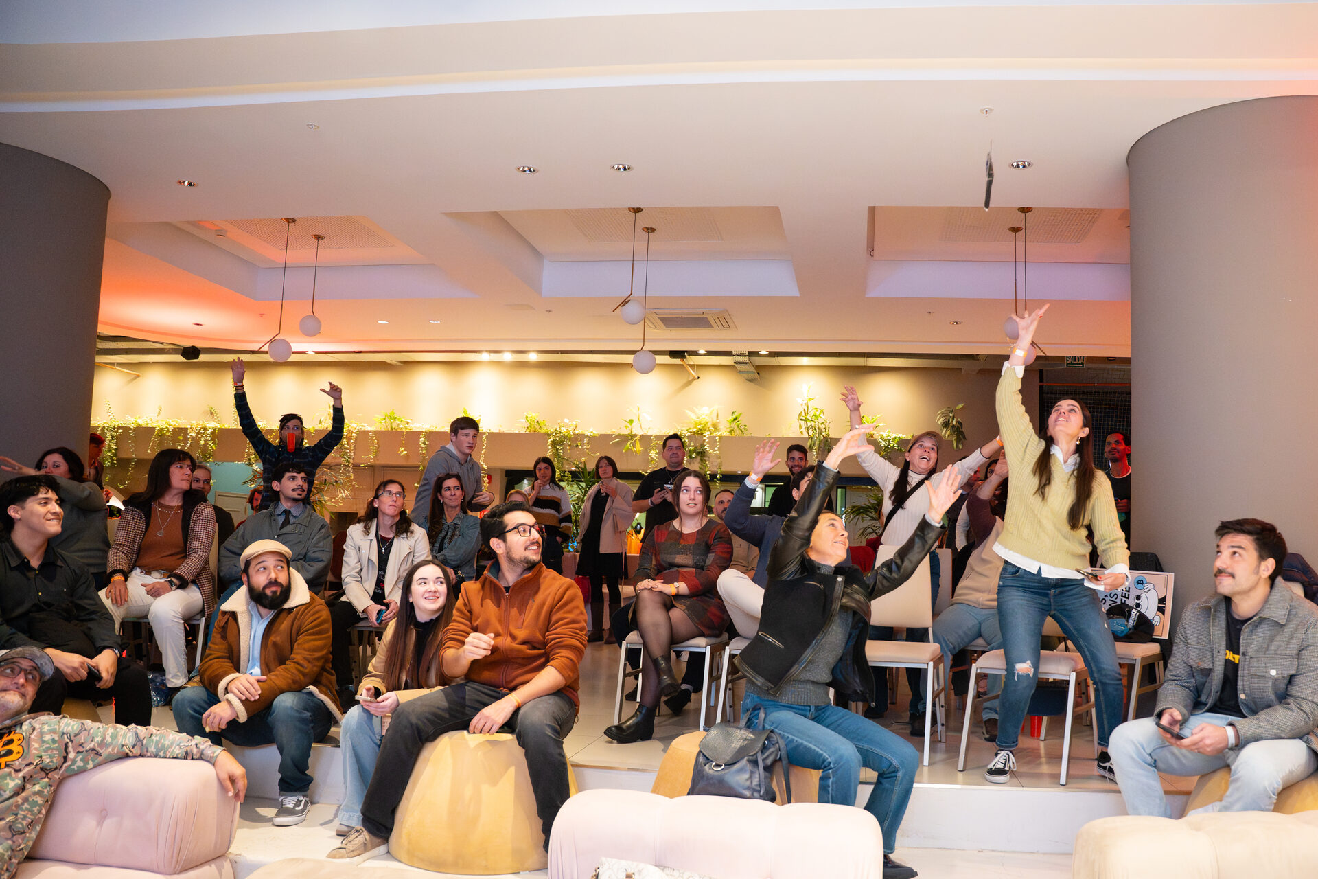 El público celebra durante una trivia en Be Orange.