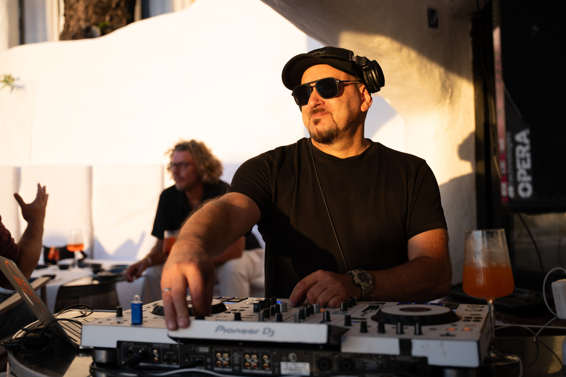 DJ en la cabina durante el atardecer en Casapueblo.