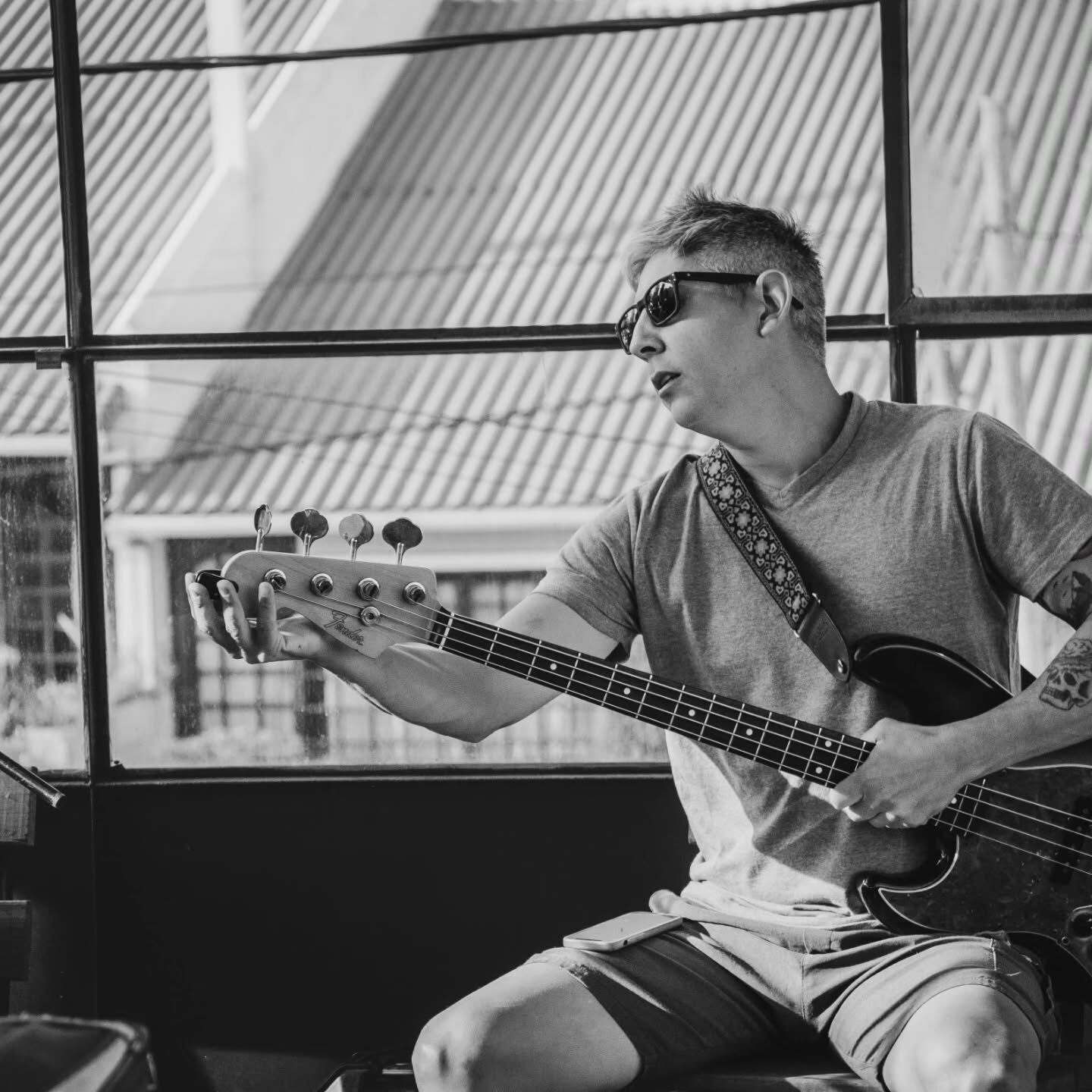 Bajista tocando en vivo, foto candida en blanco y negro.