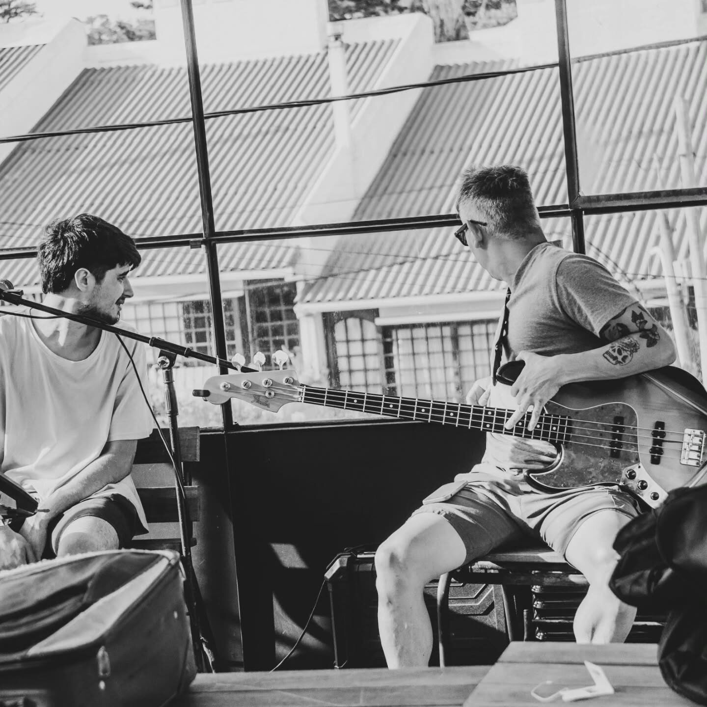 Dos músicos tocando juntos en la terraza, foto candida en blanco y negro.