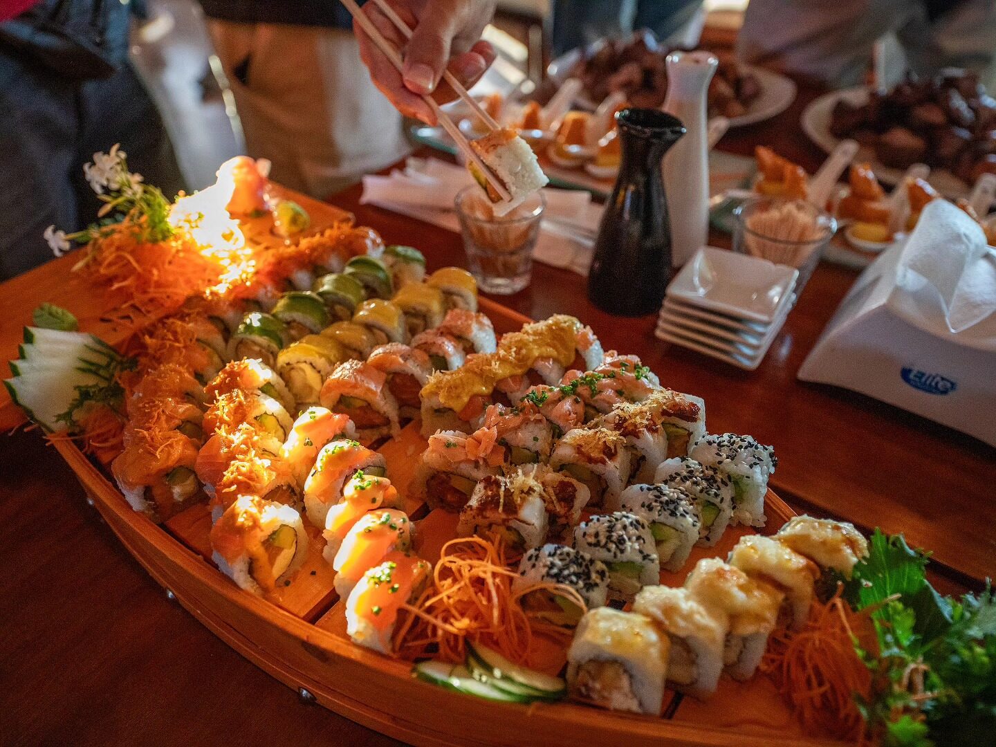 Bandeja de sushi en primer plano.